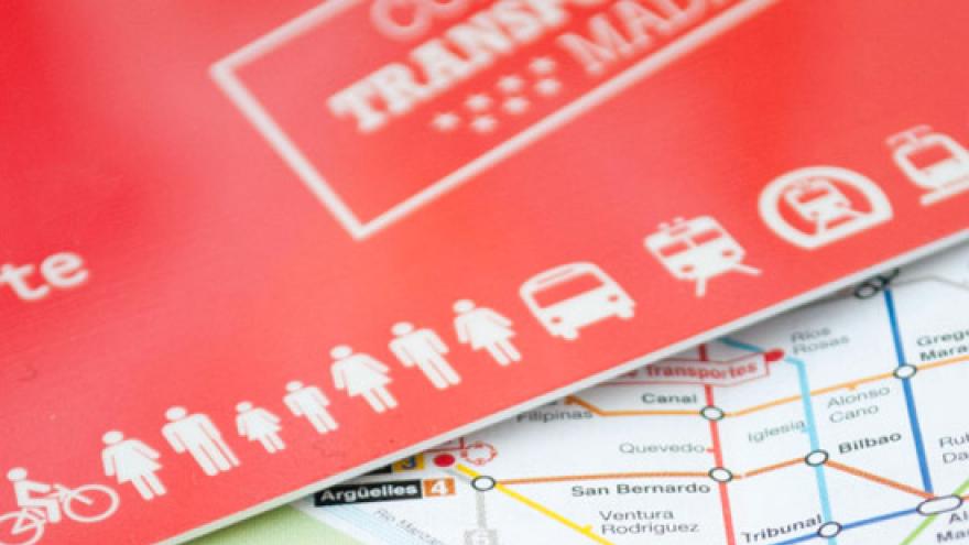 Texto Alternativo: La Comunidad de Madrid activa este domingo la recarga del abono transporte público gratuito anual para los mayores de 65 años