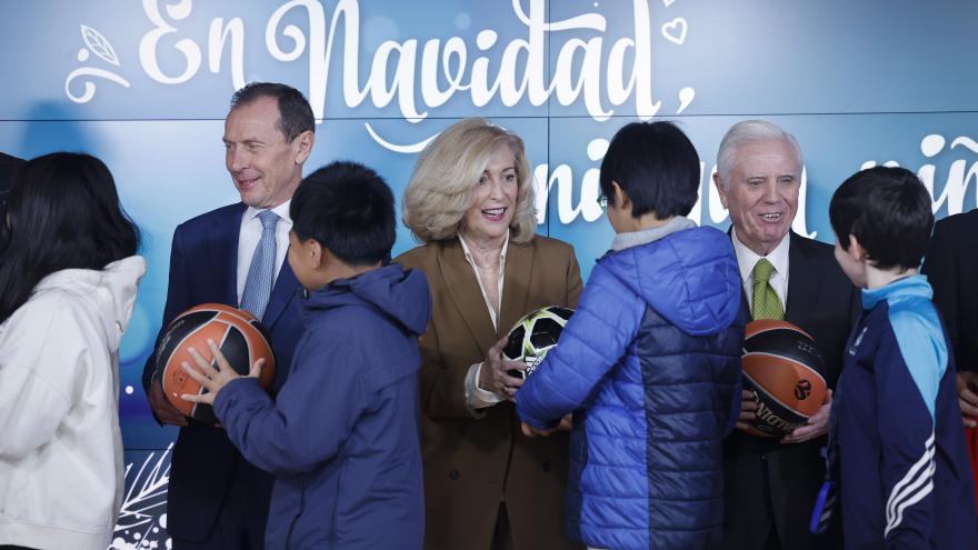 Texto Alternativo: La Comunidad de Madrid participa en la entrega de regalos de la Fundación Real Madrid a menores tutelados