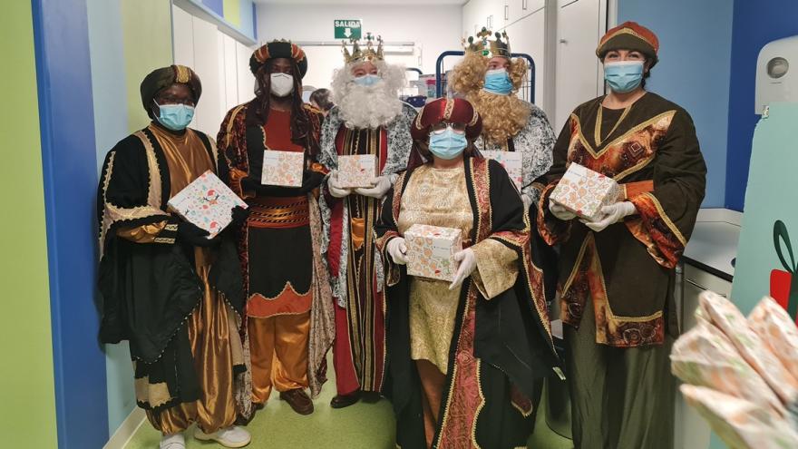 Texto Alternativo: Sus Majestades los Reyes Magos de Oriente reparten regalos, magia e ilusión en el Hospital 12 de Octubre