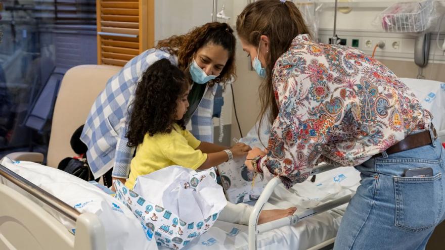 Texto Alternativo: La campeona de pádel Martita Ortega reparte regalos a los pacientes del Hospital Gregorio Marañón
