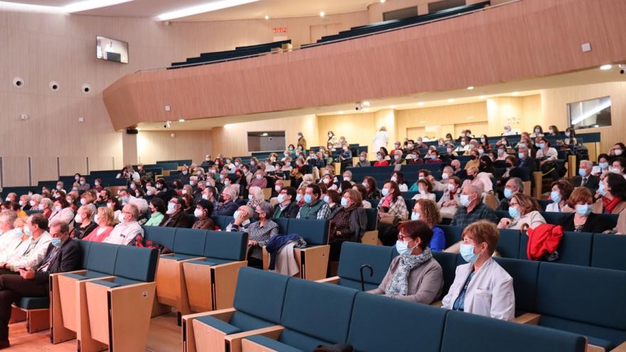 Texto Alternativo: El Hospital 12 de Octubre celebra un acto de homenaje a los 164 profesionales jubilados durante 2022