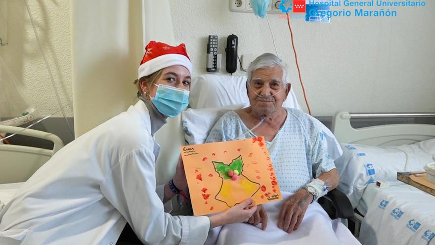 Texto Alternativo: Los alumnos de dos colegios se convierten en los Reyes Magos de los pacientes de Geriatría del Hospital Gregorio Marañón