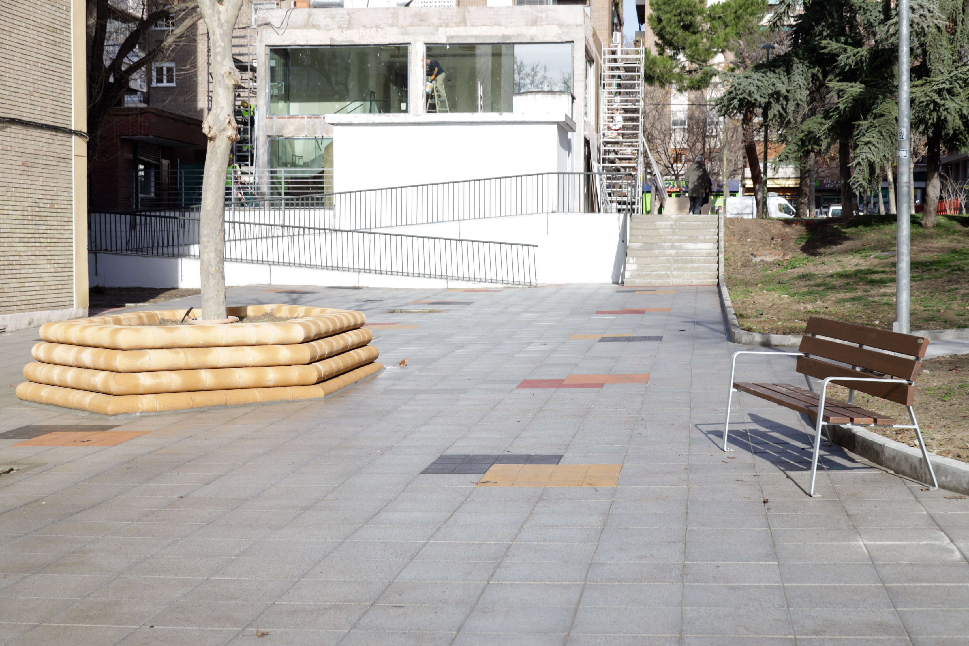 Texto Alternativo: La zona entre la calle Río Tajuña y el Paseo de Arroyomolinos es ya totalmente accesible, con una nueva rampa y espacios de paso más amplios