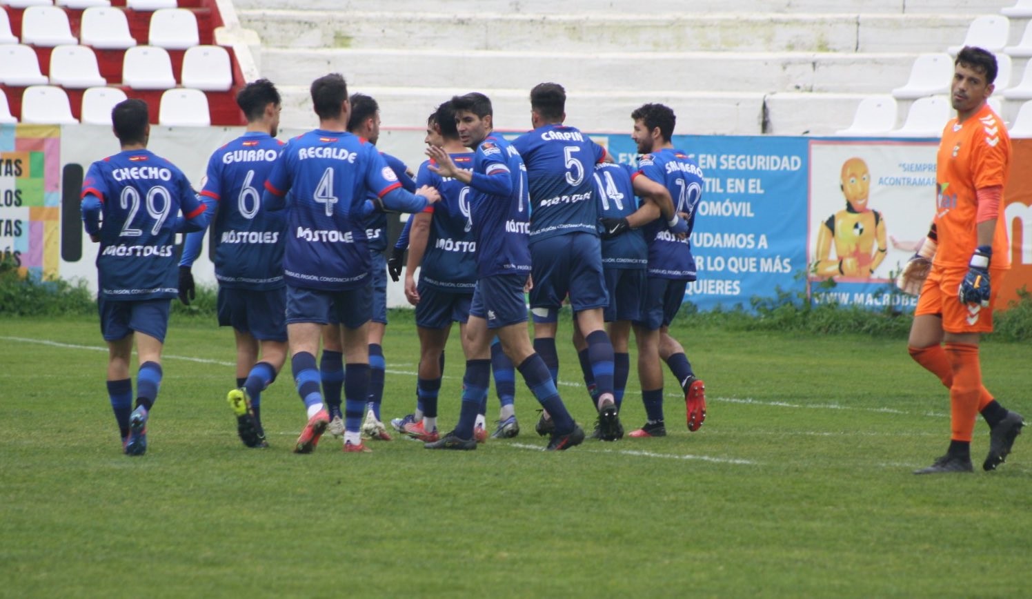 Texto Alternativo: El CD Móstoles derrota al RSD Alcalá y cierra la primera vuelta en playoff