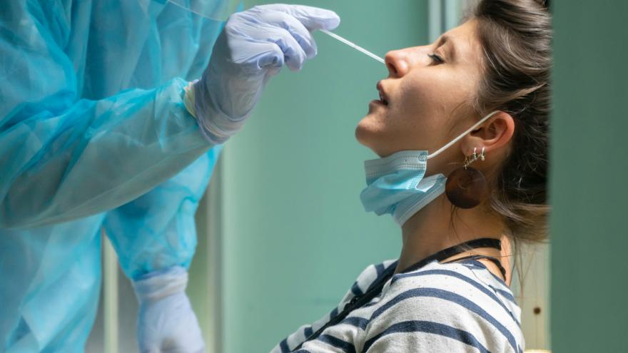 Texto Alternativo: La Comunidad de Madrid adquiere 500.000 test rápidos de COVID y gripe para las urgencias de hospitales, Atención Primaria y centros sociosanitarios