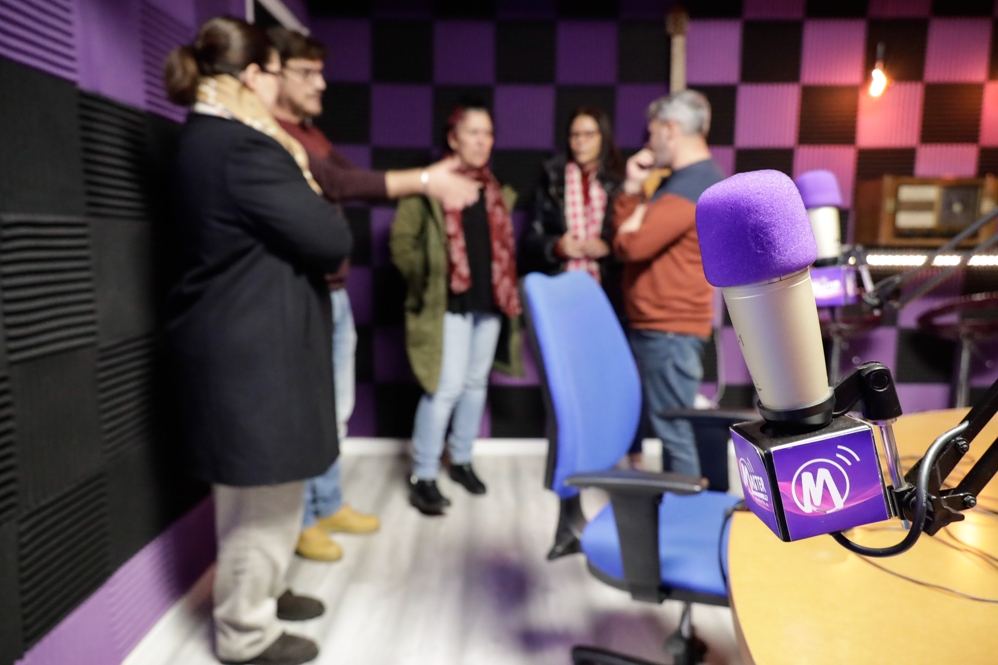 Texto Alternativo: La Alcaldesa visita la emisora de radio Master FM dentro de la campaña de apoyo al comercio local