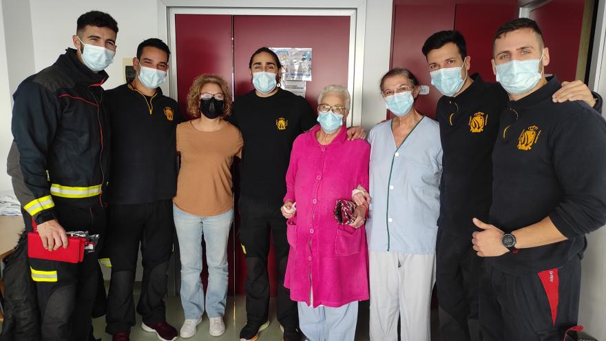 Texto Alternativo: Los pacientes adultos y pediátricos del Hospital de Fuenlabrada reciben visitas muy especiales durante las fiestas navideñas