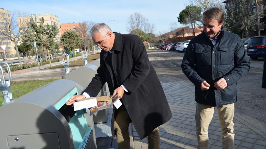 Texto Alternativo: La Comunidad de Madrid dota a una treintena de calles de Tres Cantos de islas ecológicas para el tratamiento de residuos urbanos