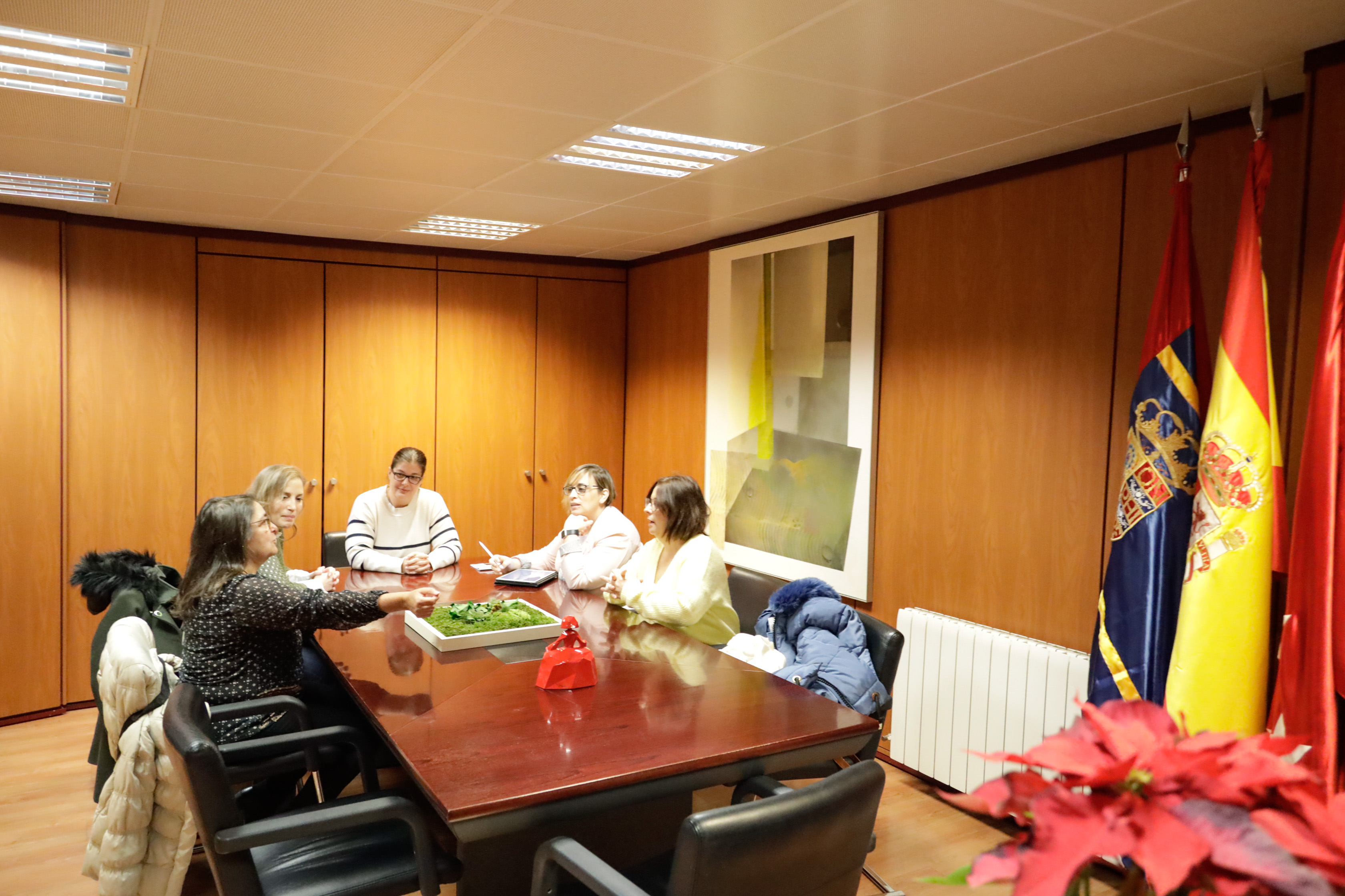 Texto Alternativo: La Alcaldesa se reúne con la asociación ProTGD