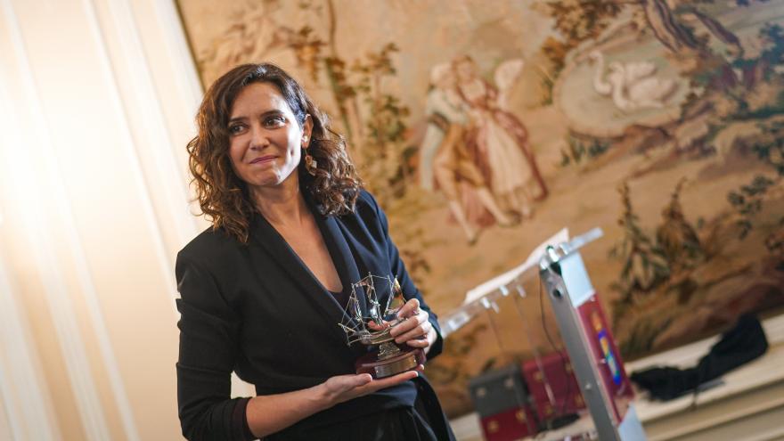 Texto Alternativo: Díaz Ayuso recoge un galardón de los Travellers Awards a la Comunidad de Madrid por su “gran aporte al turismo”