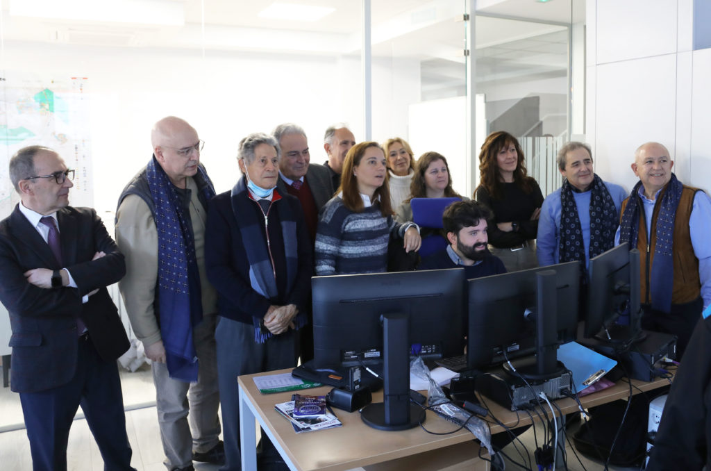 Texto Alternativo: Los empresarios comprueban el funcionamiento de las cámaras de seguridad en áreas industriales