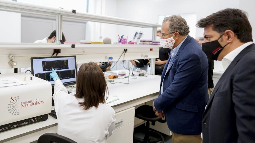Texto Alternativo: Nuevos investigadores de la Comunidad de Madrid estudian propiedades desconocidas de los metamateriales