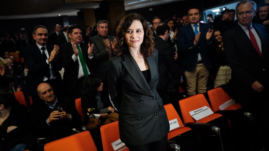 Texto Alternativo: Díaz Ayuso recibe el reconocimiento de Alumna Ilustre de la UCM defendiendo “la convivencia” y una “universidad pública de todos”