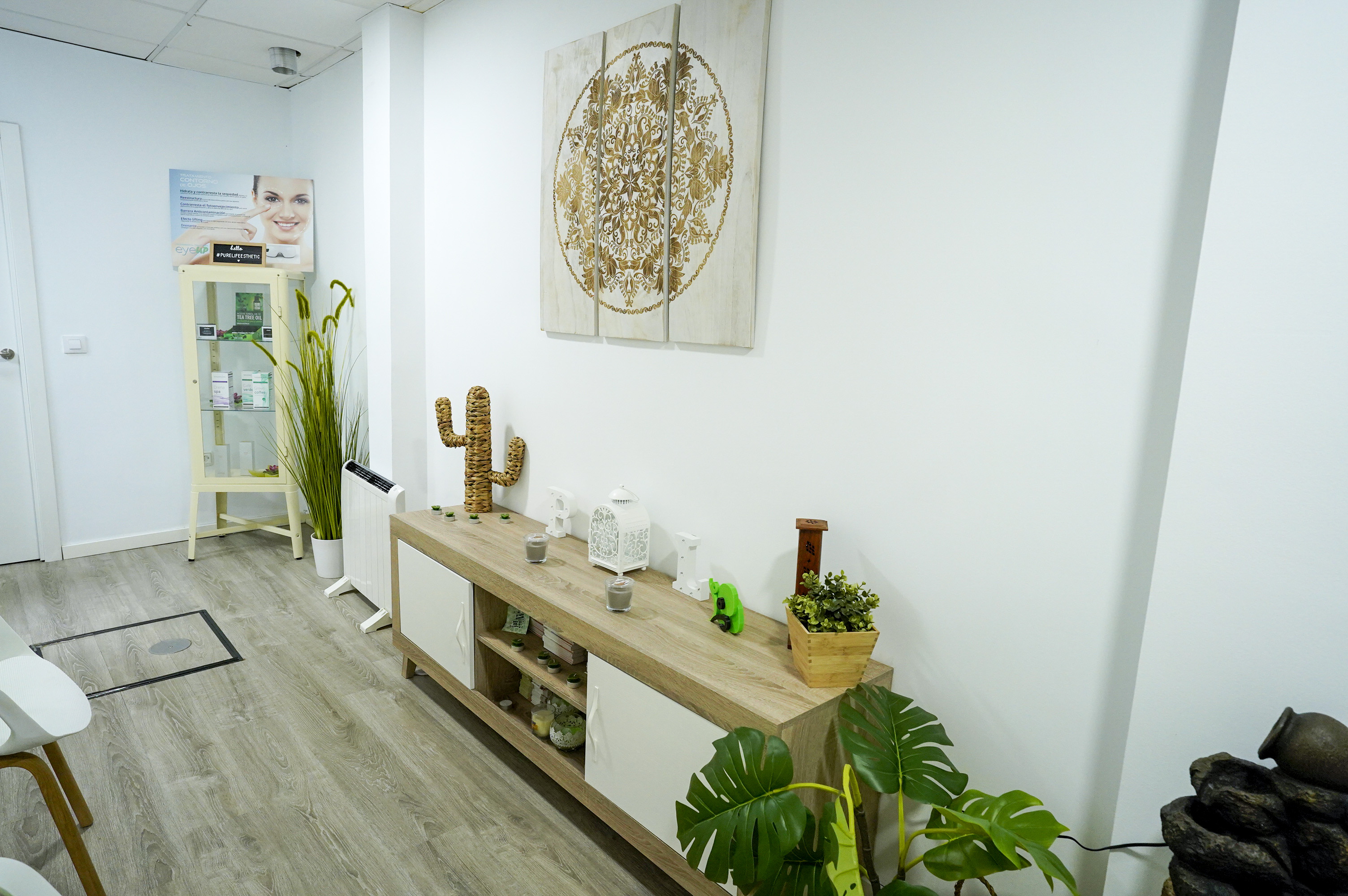 Texto Alternativo: La Alcaldesa visita el salón de belleza Pure Life