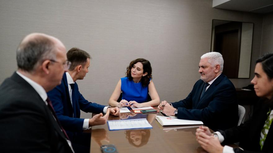 Texto Alternativo: Díaz Ayuso analiza con europarlamentarios la “falta de transparencia” del Gobierno español en la gestión de los fondos de la UE