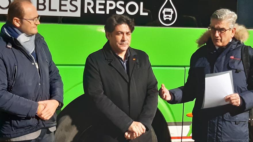 Texto Alternativo: La Comunidad de Madrid el Gobierno de la Comunidad de Madrid presenta un proyecto de combustibles 100% renovables a partir de residuos para autobuses interurbanos