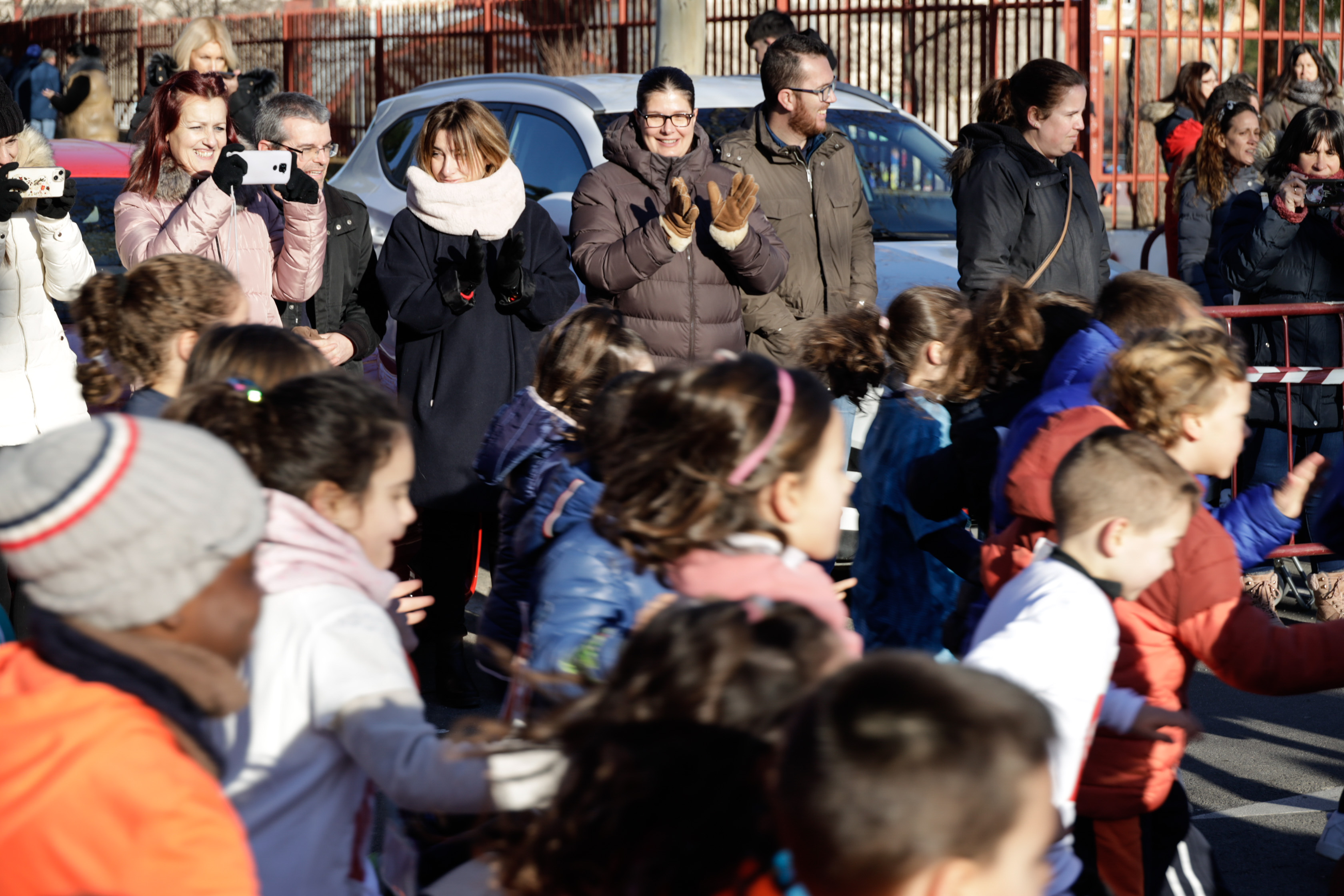 Texto Alternativo: Alumnado de varios colegios de infantil y primaria de Móstoles corren a favor de la paz y la no violencia