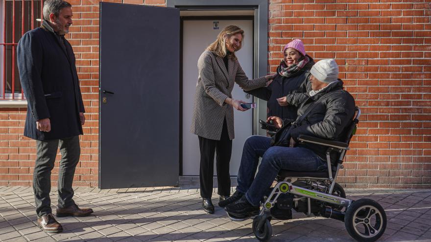 Texto Alternativo: La Comunidad de Madrid entrega el primer local comercial público adaptado como vivienda social para personas con movilidad reducida