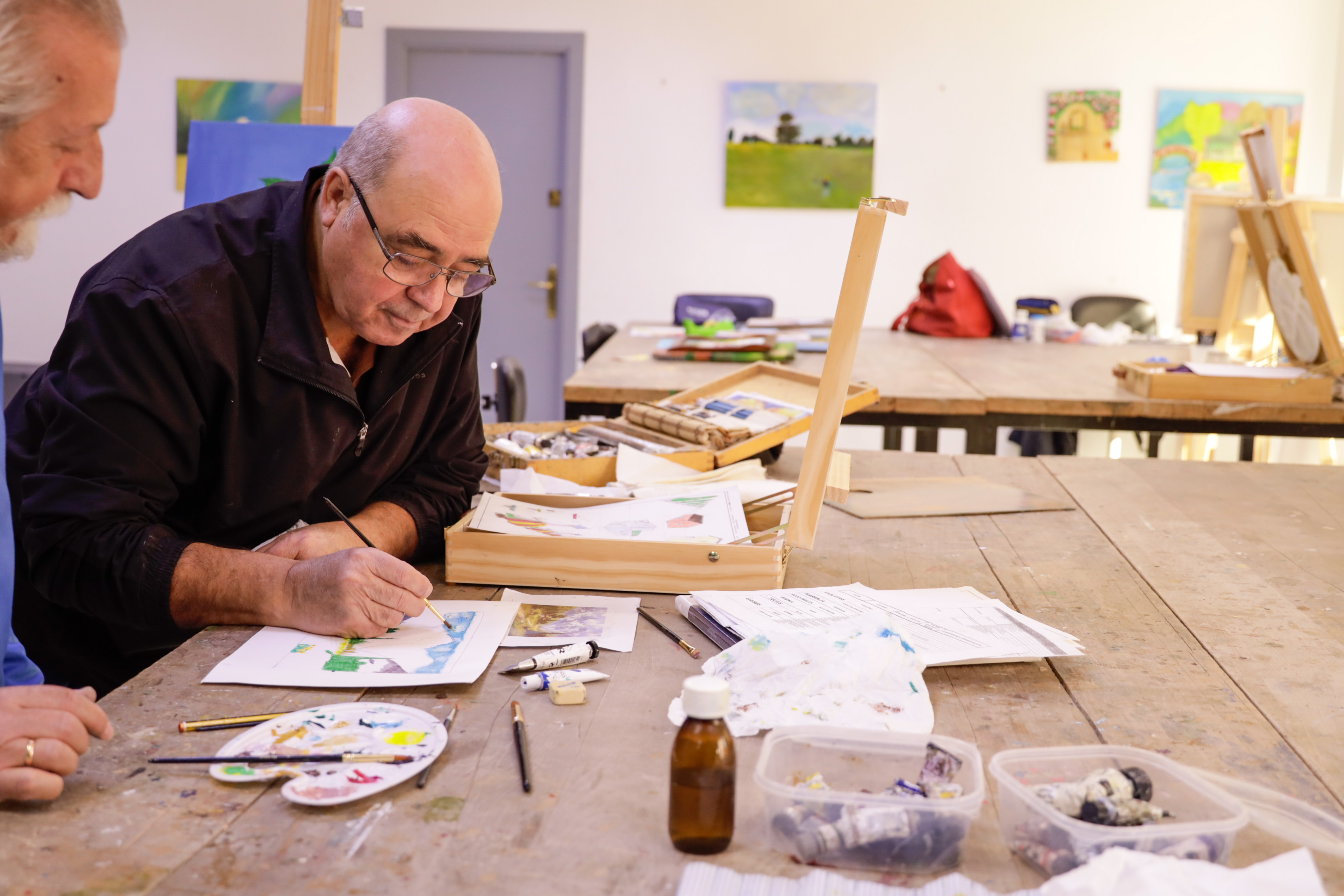 Texto Alternativo: La Alcaldesa visita el taller de pintura al óleo en el Centro de Mayores Juan XXIII