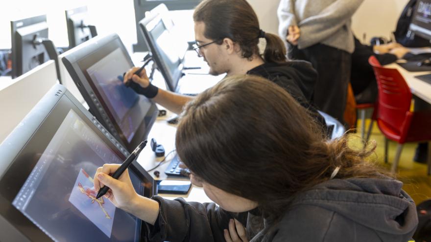 Texto Alternativo: La Comunidad de Madrid acoge la exposición de los videojuegos la Comunidad presentados en la Game Jam Madrid Crea