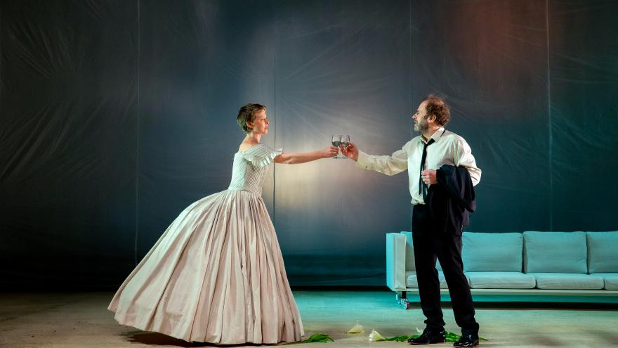 Texto Alternativo: La figura de Madame Bovary y el homenaje teatral de Eduard Fernández a su madre, en los escenarios de la Comunidad de Madrid