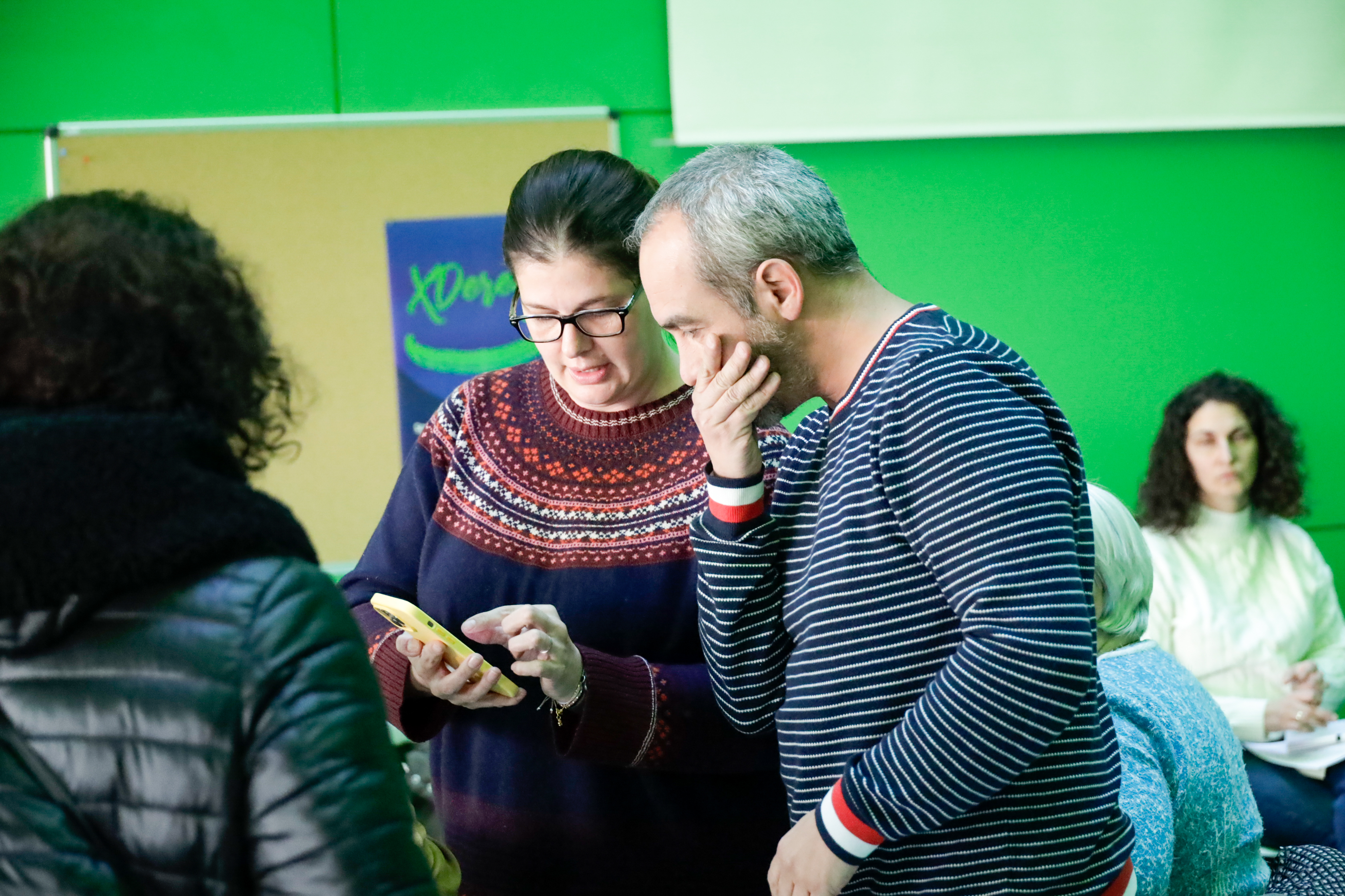 Texto Alternativo: Vecinas y vecinos del PAU 4 participan en una nueva Asamblea Vecinal Abierta