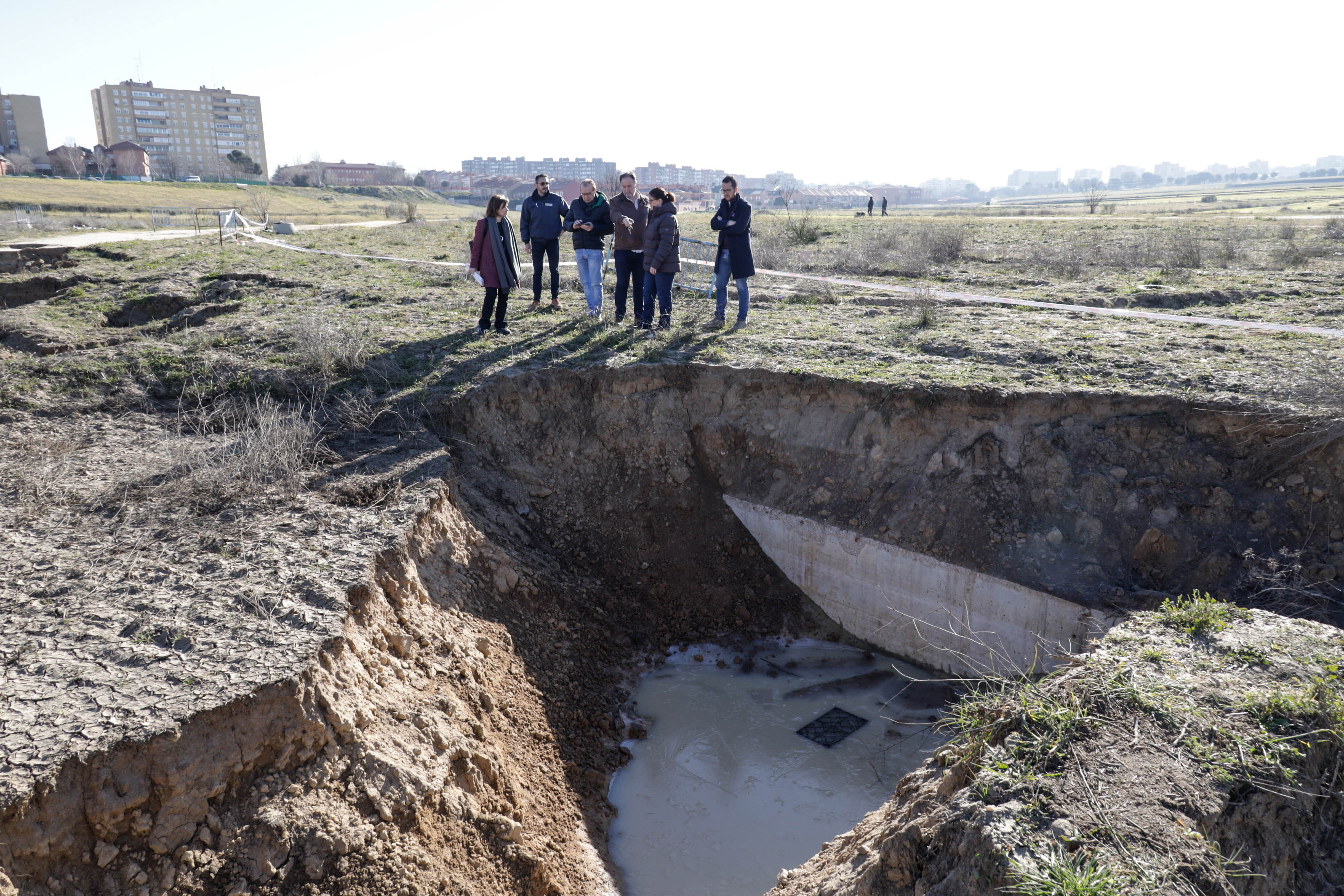 Texto Alternativo: La Alcaldesa exige a Díaz Ayuso que envíe a los técnicos de modo urgente a revisar los terrenos por donde debía pasar el tren de Móstoles a Navalcarnero tras detectar grandes socavones en la zona