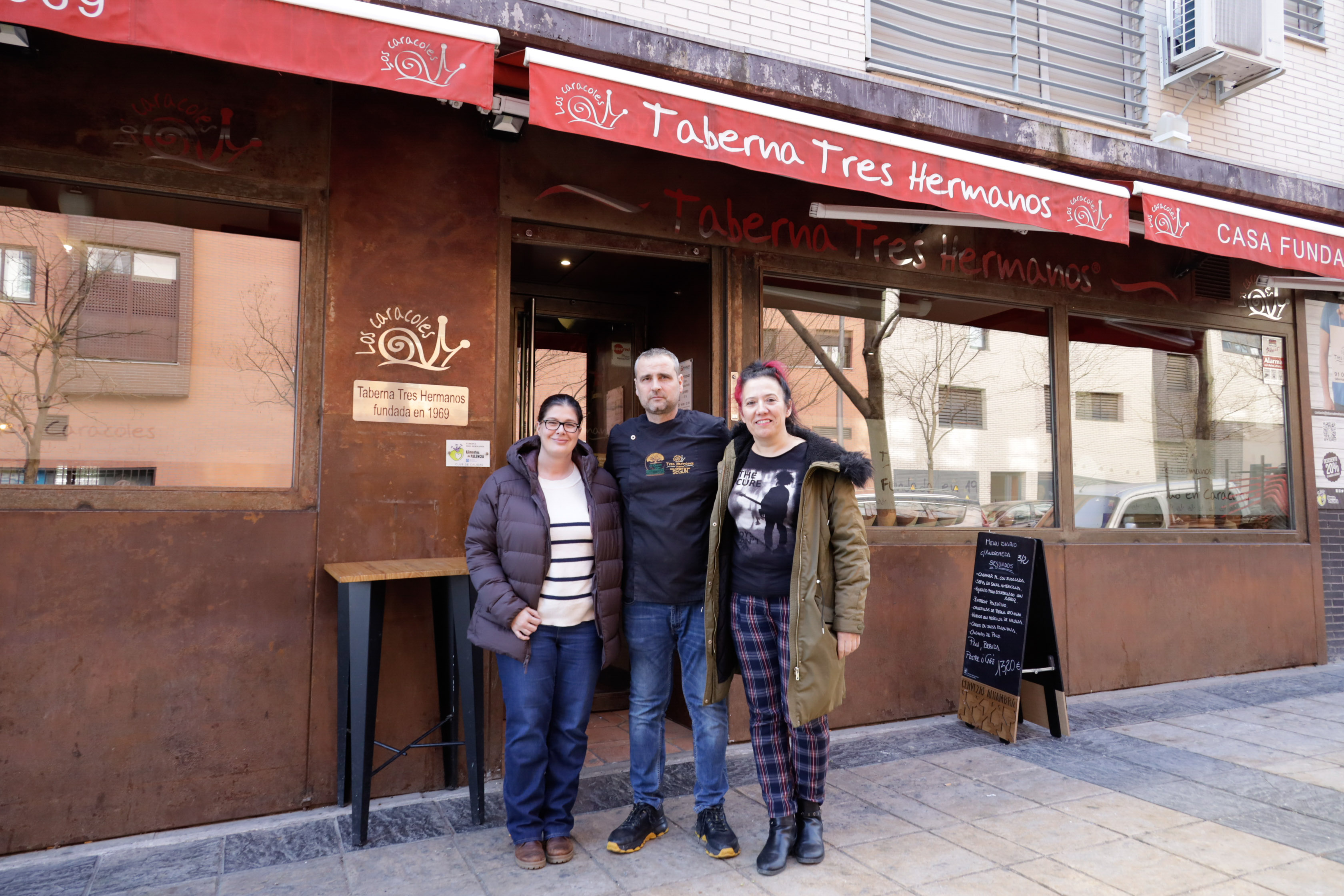 Texto Alternativo: La Alcaldesa visita la taberna Tres Hermanos