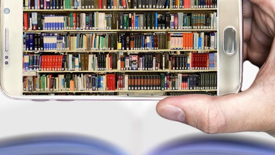 Texto Alternativo: La Comunidad de Madrid lanza una aplicación para acceder a sus clubes virtuales de lectura a través de dispositivos móviles