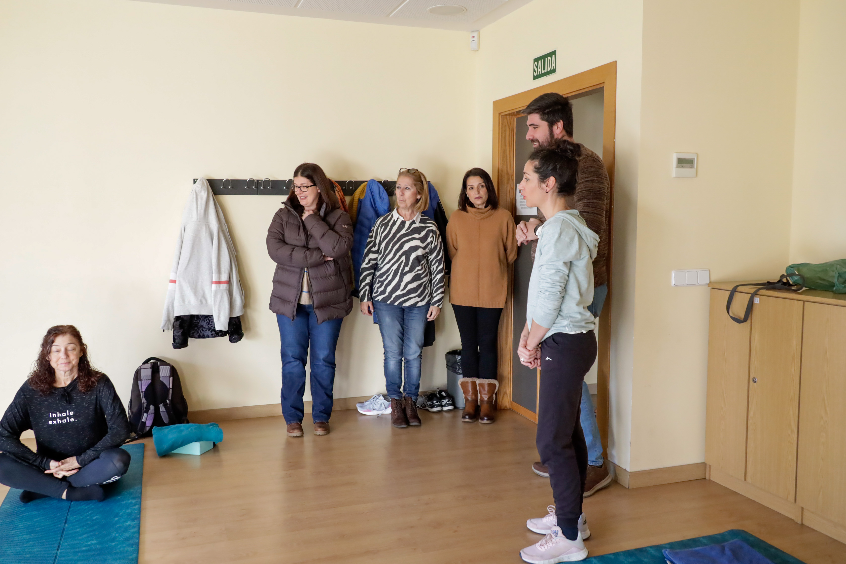 Texto Alternativo: La Alcaldesa visita el taller de yoga de la Asociación Al Alba