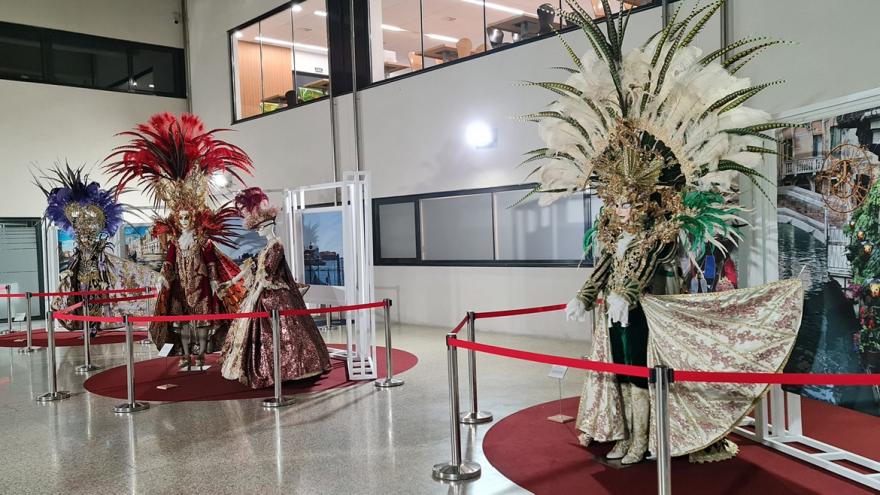 Texto Alternativo: El Carnaval de Venecia llega al Hospital 12 de Octubre de la mano de uno de sus profesionales que diseña y confecciona sus propios trajes