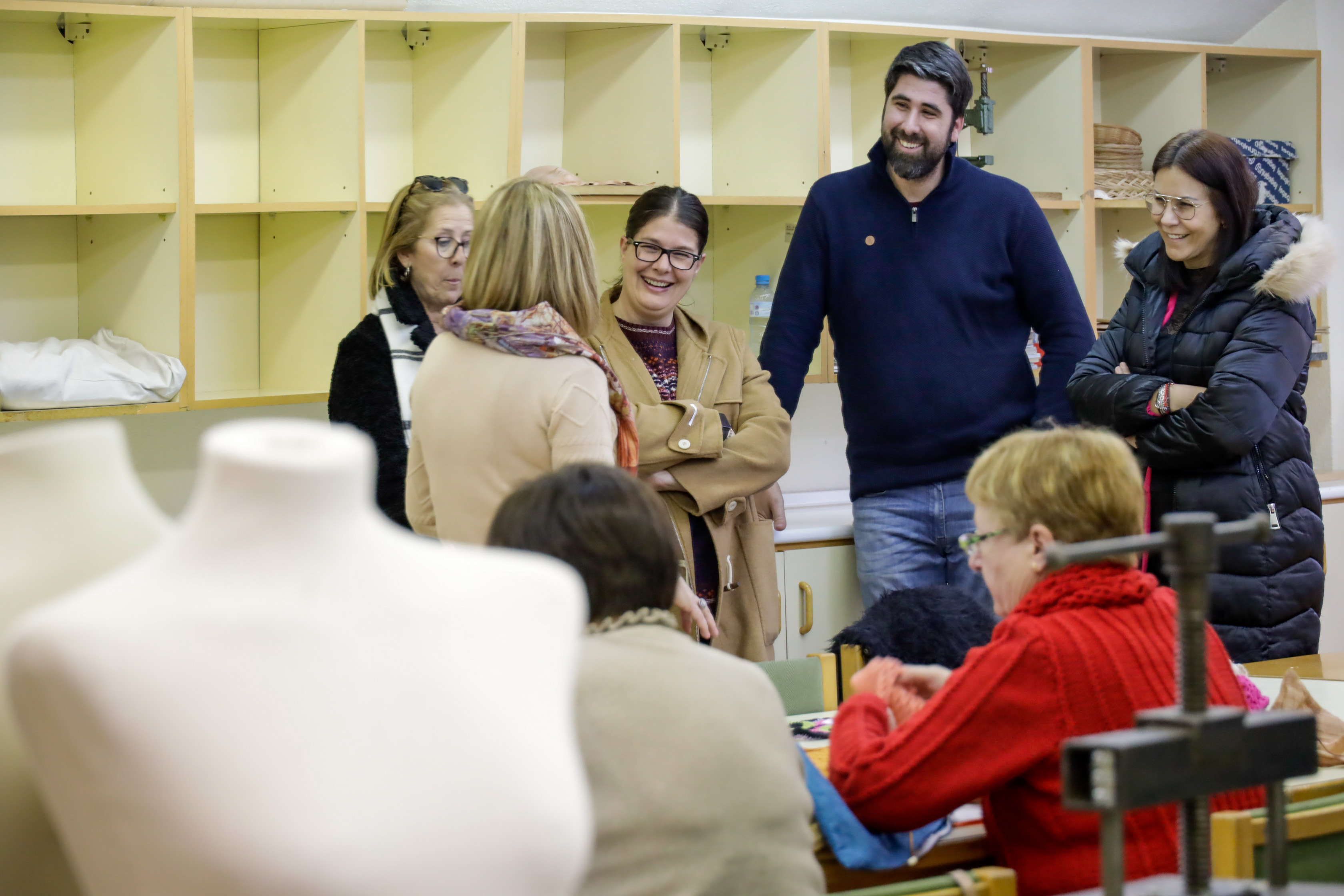 Texto Alternativo: La Alcaldesa visita el taller para hacer punto de la Asociación ATAR