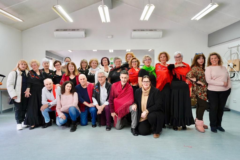 Texto Alternativo: Vecinas y vecinos de Móstoles ejercitan la coordinación, flexibilidad y equilibrio al ritmo de flamenco