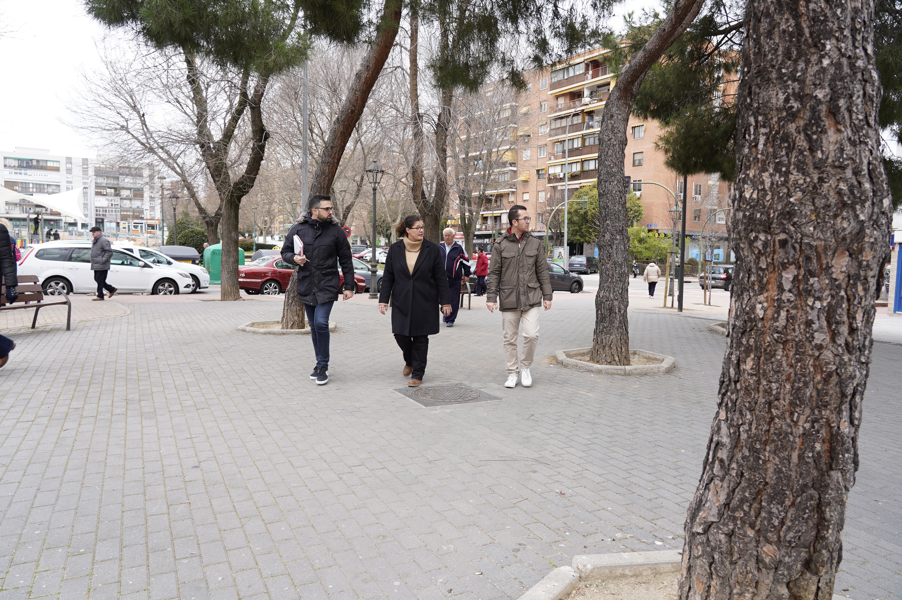 Texto Alternativo: La Alcaldesa comprueba el estado de varias calles del Distrito 4
