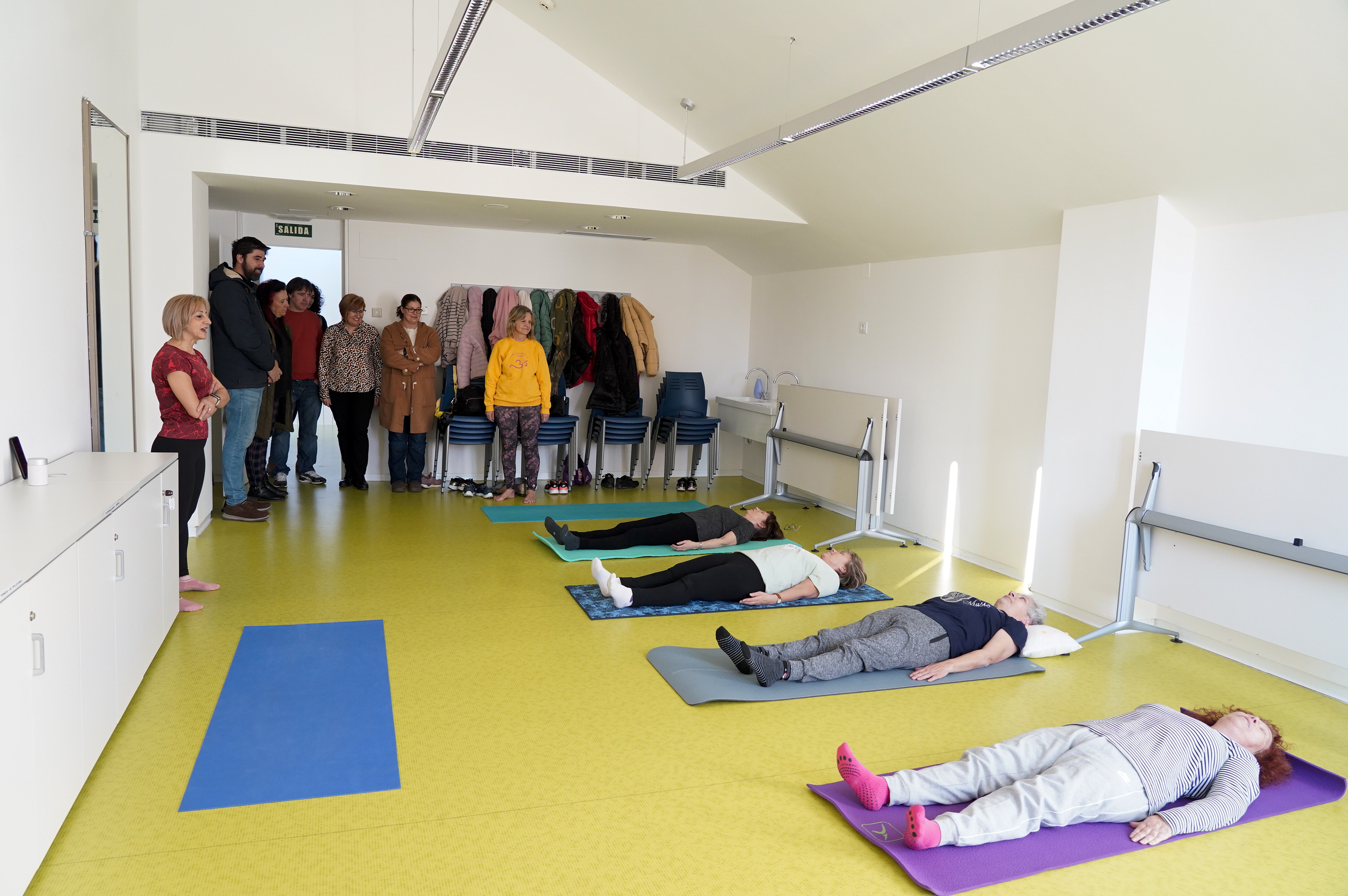 Texto Alternativo: Mejorar la movilización de la columna y aprender la respiración consciente entre los fines de las clases de pilates del CSC EL Soto