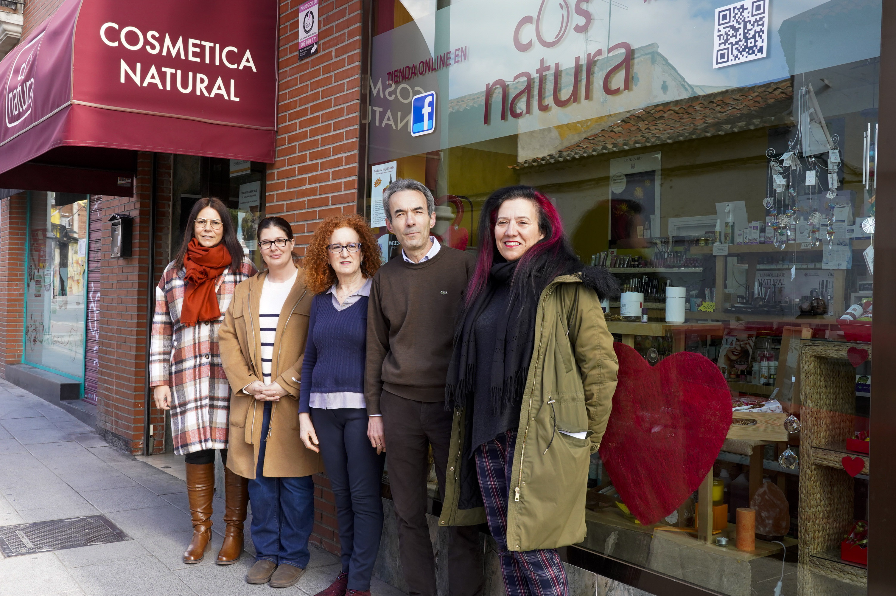 Texto Alternativo: La Alcaldesa visita la tienda de cosméticos Cosnatura