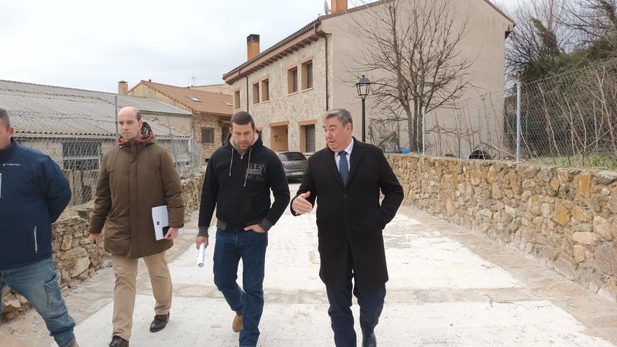 Texto Alternativo: La Comunidad de Madrid finaliza la pavimentación del casco urbano de Gascones con una inversión PIR de 106.000 euros