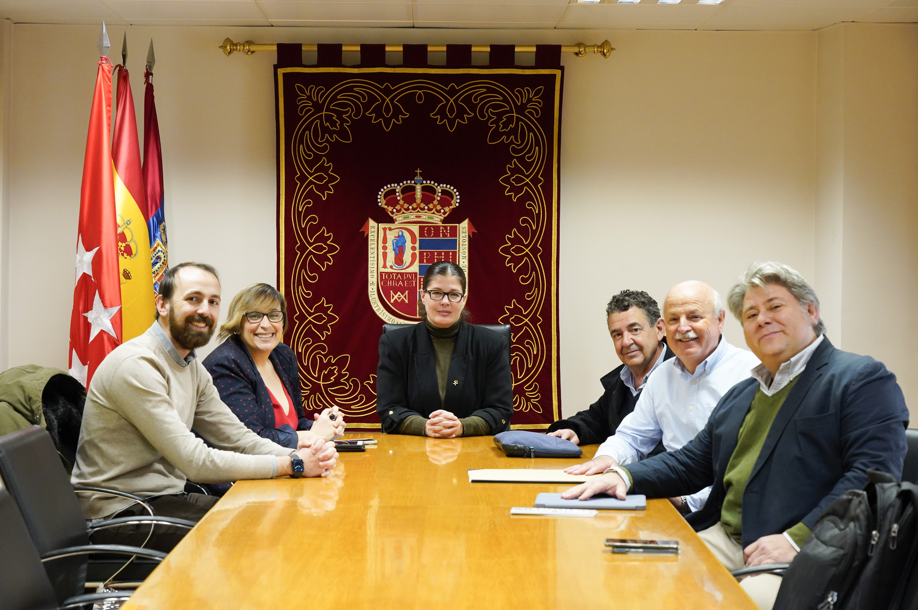 Texto Alternativo: Alcampo presenta a la Alcaldesa el proyecto de su nuevo supermercado en Móstoles