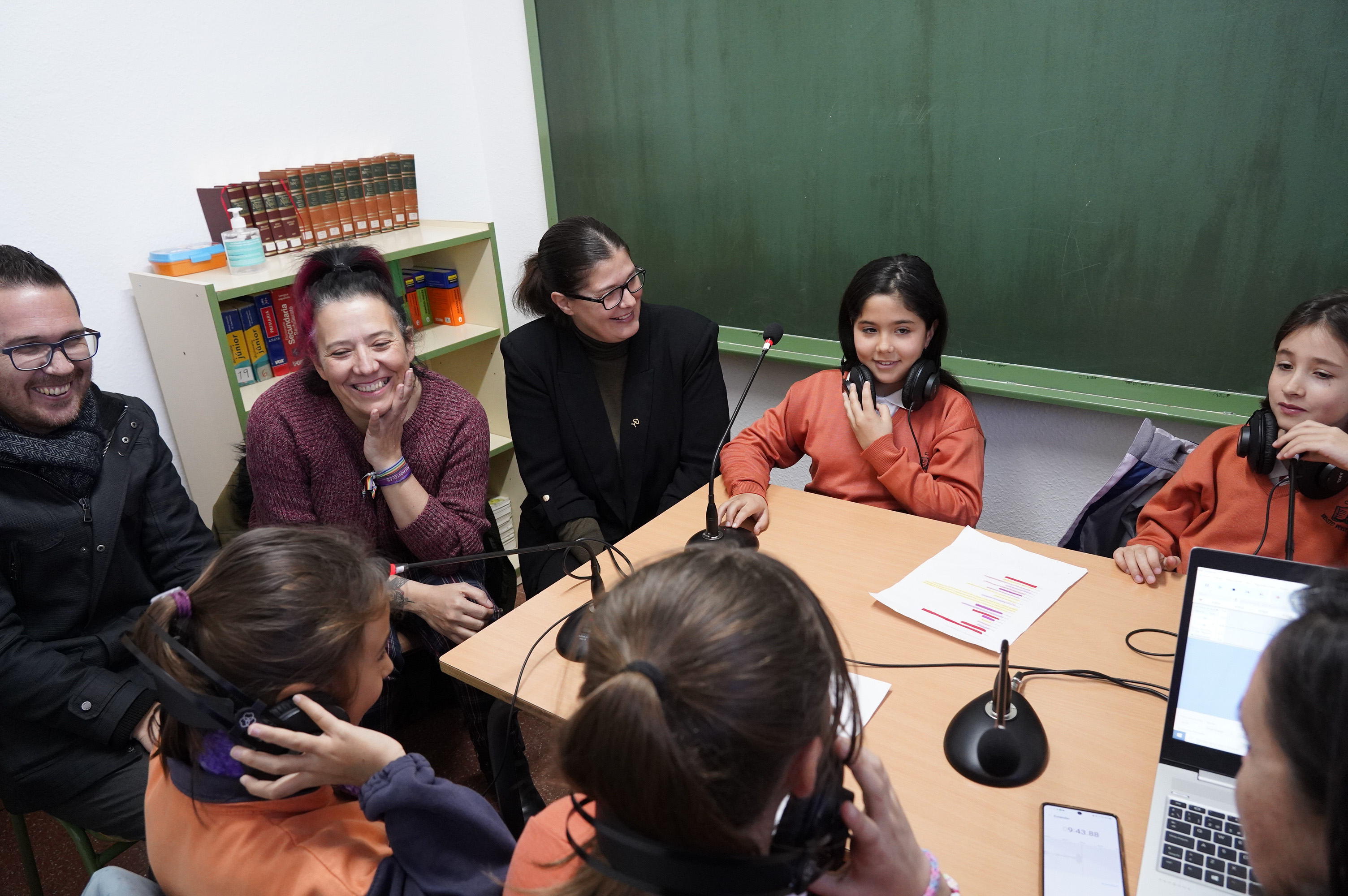 Texto Alternativo: La Alcaldesa asiste al programa de radio del CEIP Benito Pérez Galdós de Móstoles cofinanciado por el Ayuntamiento de Móstoles