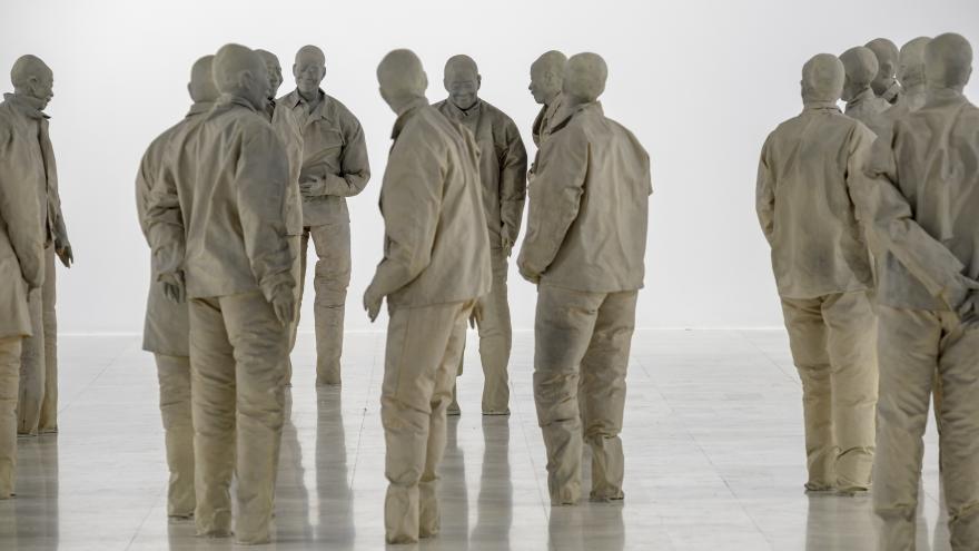 Texto Alternativo: La Comunidad de Madrid rinde homenaje al artista Juan Muñoz con una exposición que conmemora el 70 aniversario de su nacimiento