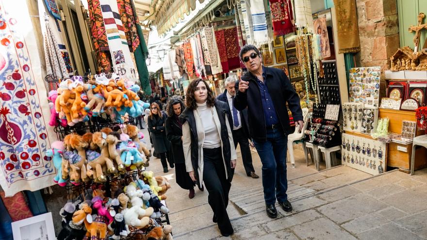 Texto Alternativo: Díaz Ayuso se interesa por el sistema de seguridad israelí del centro de Jerusalén con más de 700 cámaras conectadas