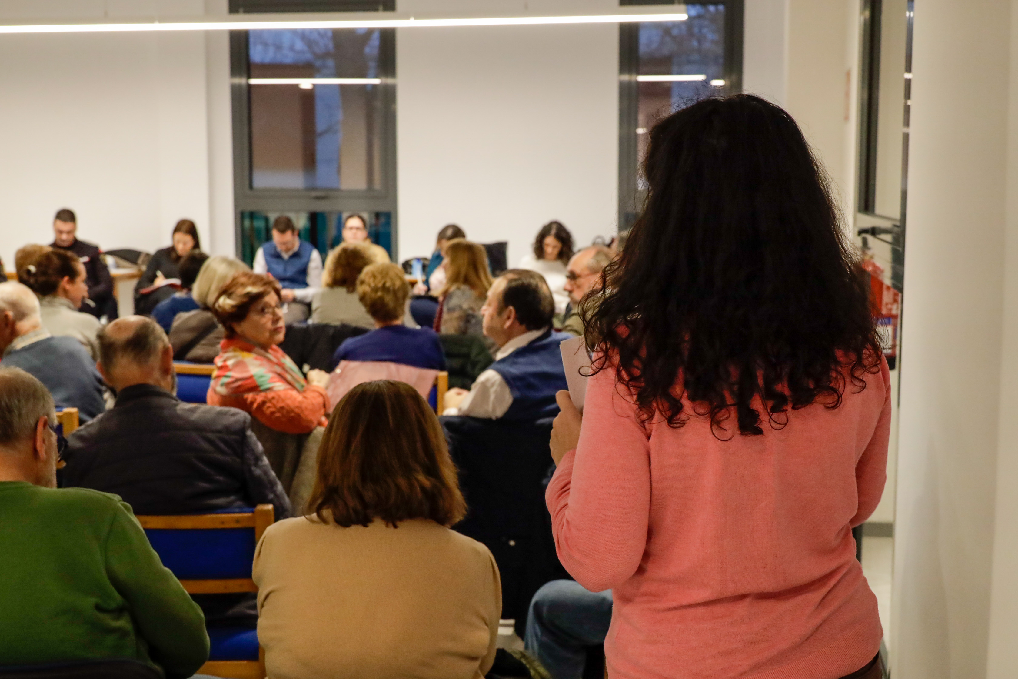 Texto Alternativo: Vecinas y vecinos del Distrito 3 participan en una nueva Asamblea Vecinal Abierta