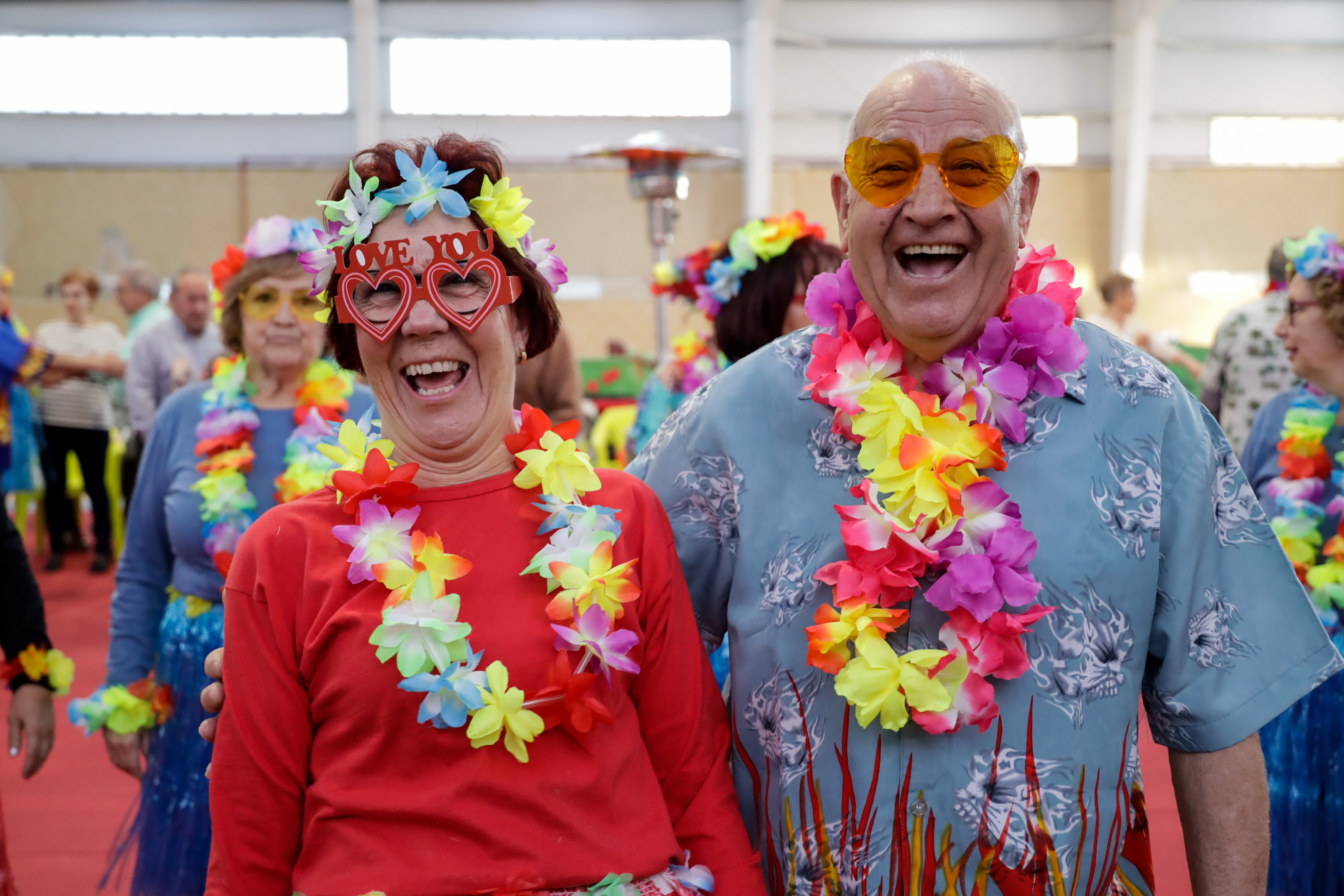Texto Alternativo: Cerca de 200 mayores disfrutaron de la fiesta de Carnaval Enamórate de Móstoles