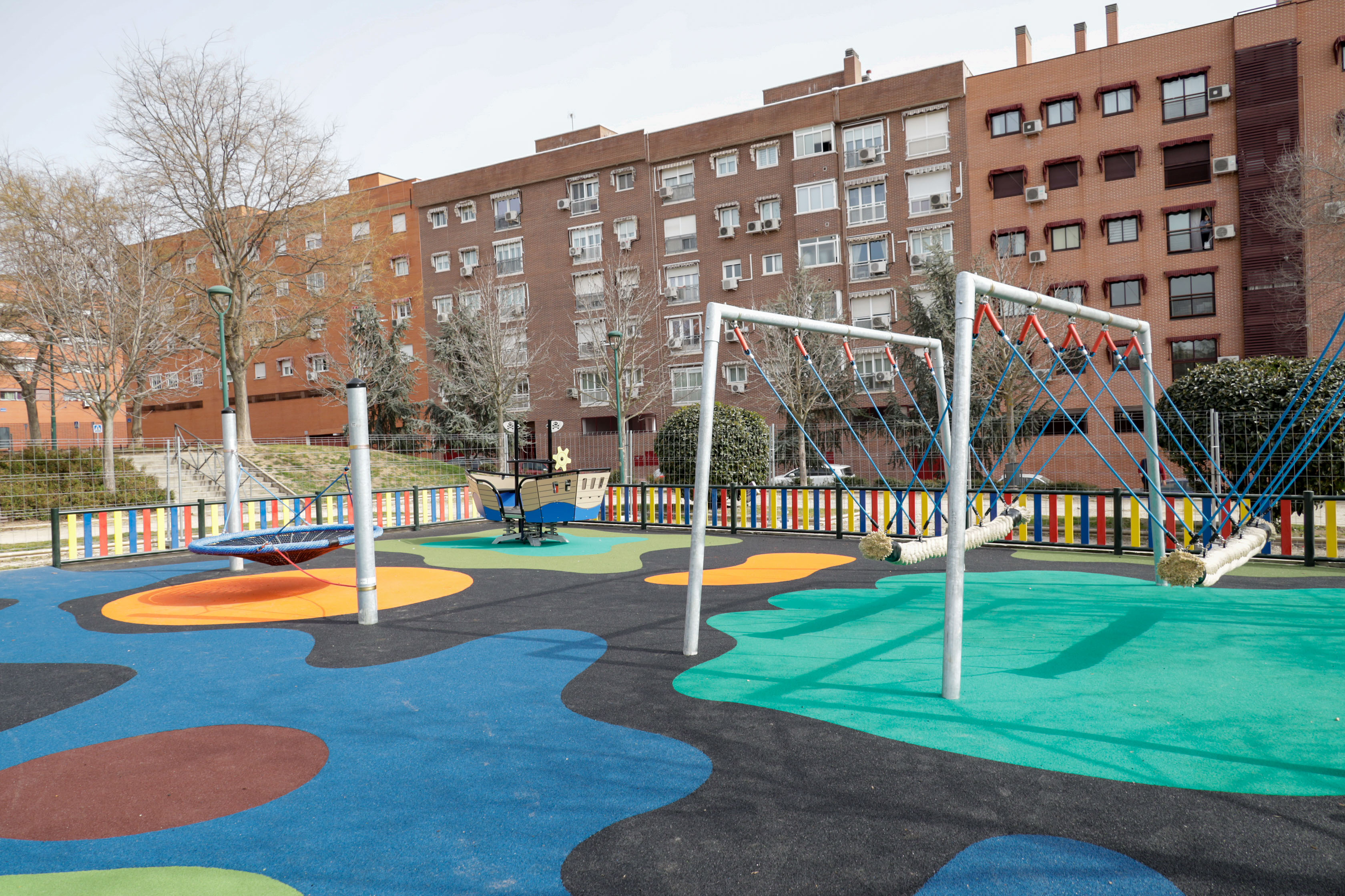 Texto Alternativo: El barrio de Los Rosales cuenta con un nuevo parque infantil totalmente inclusivo