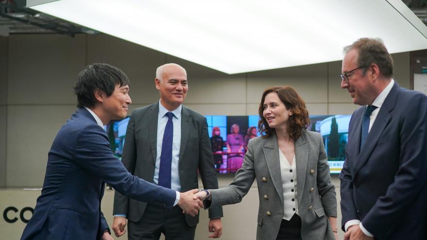 Texto Alternativo: Díaz Ayuso expone en Londres los avances de la Comunidad en digitalización y centros de datos