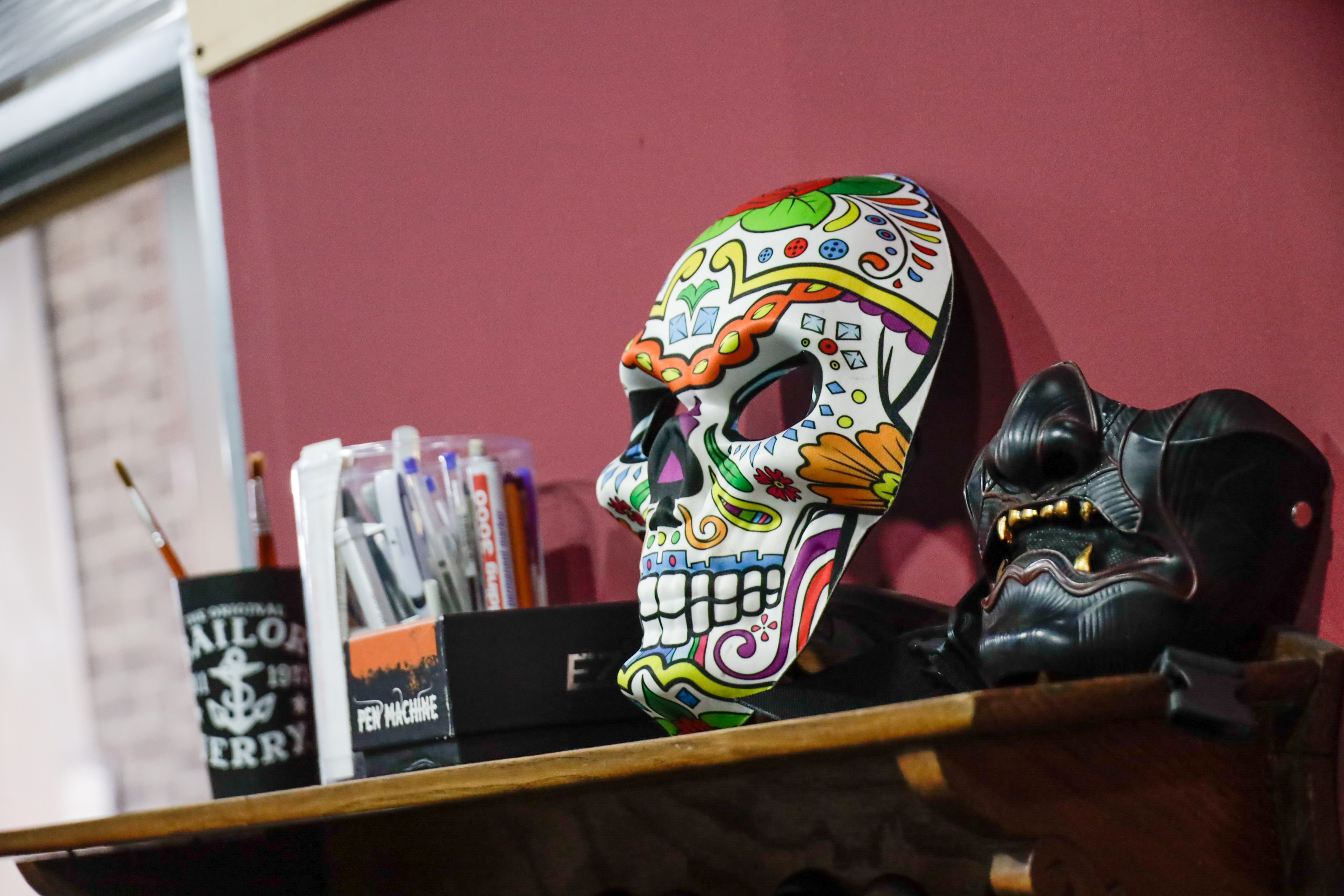 Texto Alternativo: La Alcaldesa visita Barbershop & Tattoo
