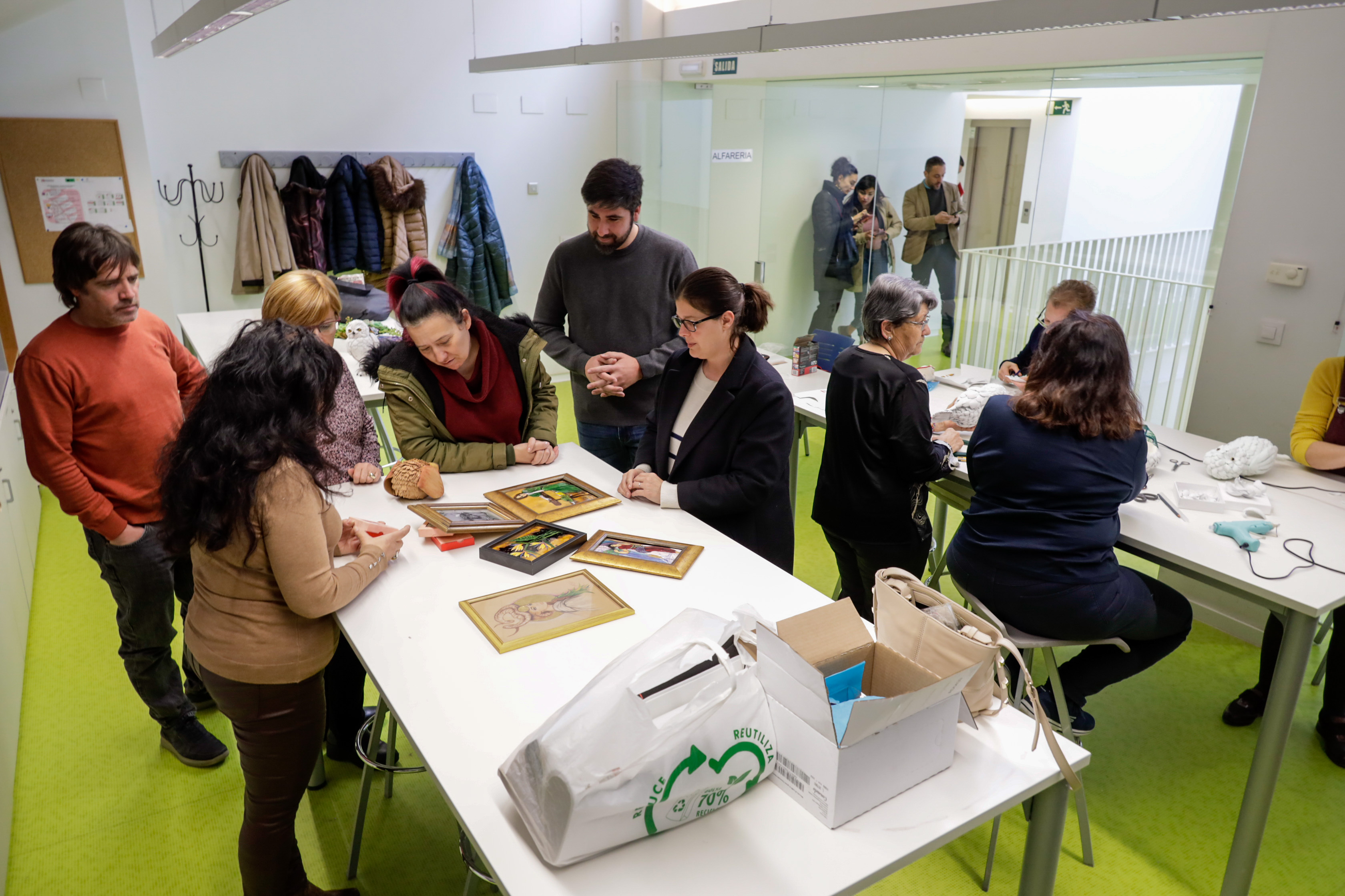 Texto Alternativo: La Alcaldesa visita uno de los talleres que imparte la Asociación Cultural Amigos de las Artes Plásticas