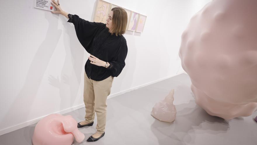 Texto Alternativo: La Comunidad de Madrid concede su premio ARCO 2023 a las artistas Sahatsa Jauregi y Eva Fàbregas
