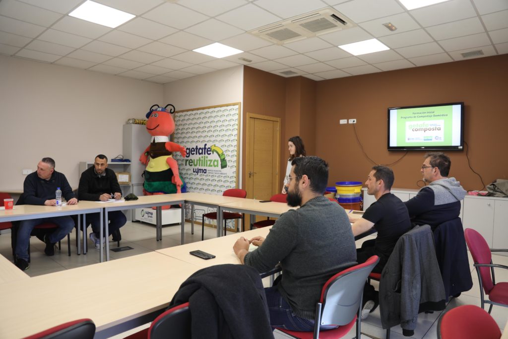 Texto Alternativo: Lyma incorpora a 10 nuevos expertos para formar en compostaje doméstico, escolar y comunitario