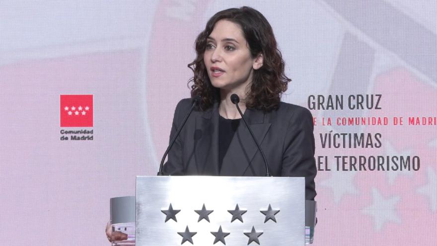 Texto Alternativo: Díaz Ayuso concede la Gran Cruz a víctimas del terrorismo de Madrid: “En estos momentos, con la deformación de la historia, son un muro contra la mezquindad”